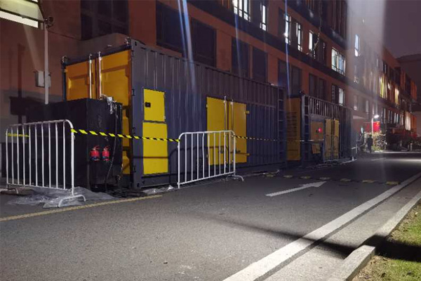 海陵柴油发电机组的输出电压是如何调节的？